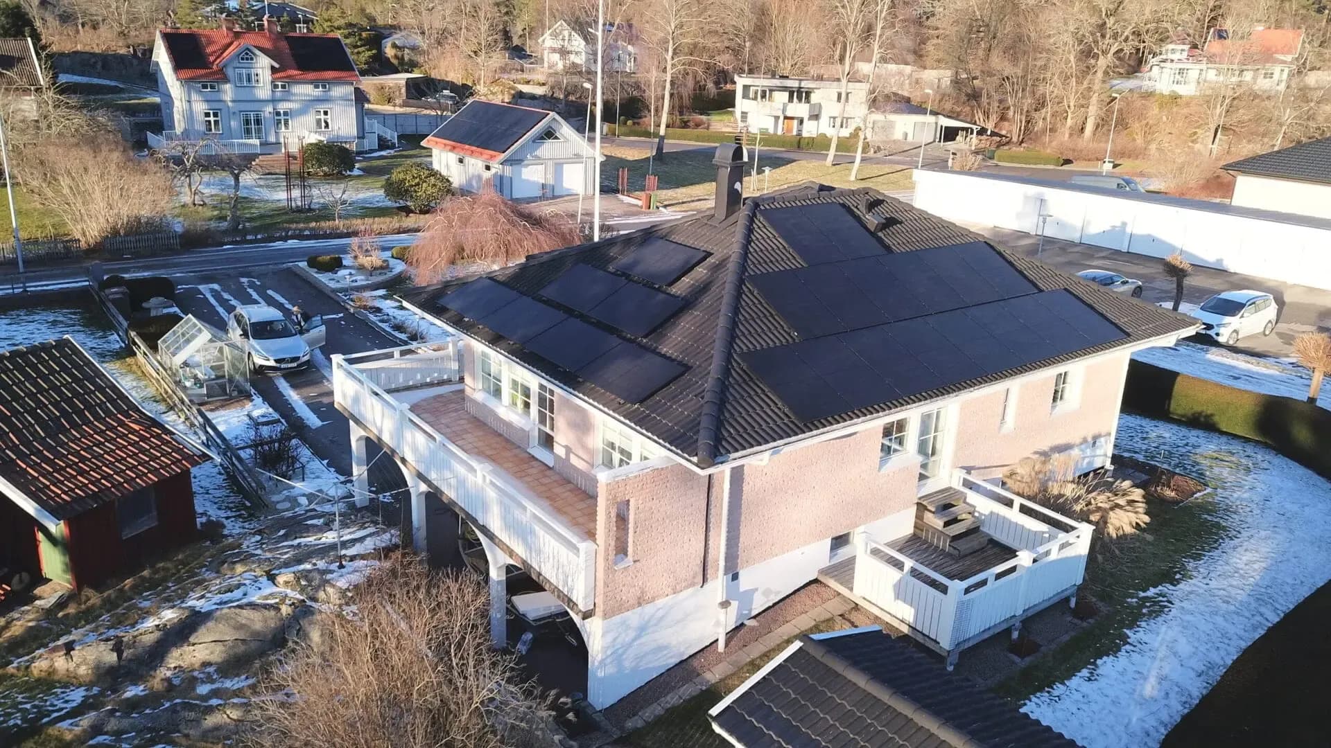 Vy av solceller på taket av villa i Trollhättan från vinkel 1