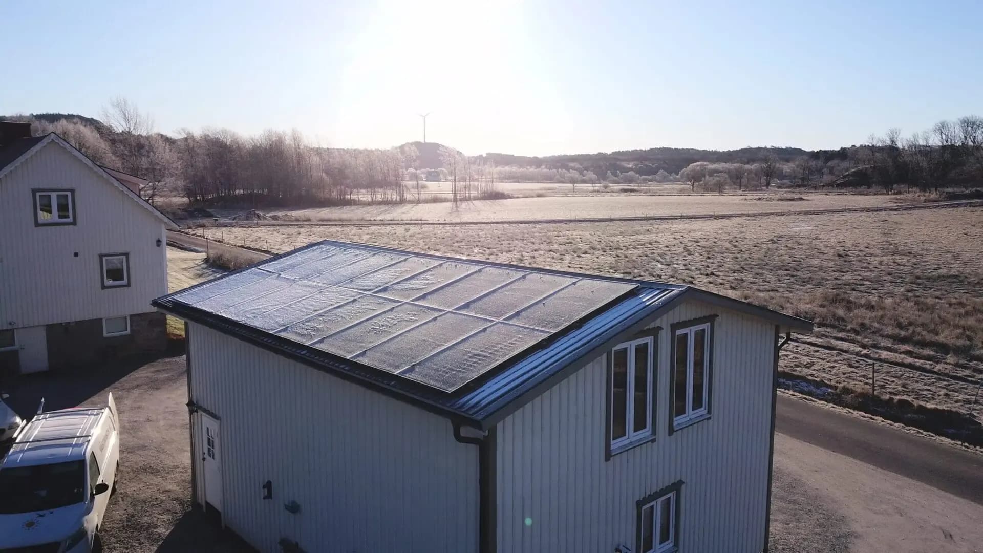 Vy av solceller på taket av villa i Skärhamn från vinkel 1