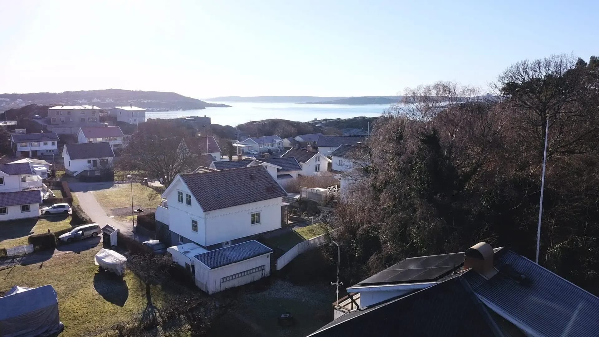 Vy av solceller på taket av villa i Rönnäng från vinkel 1