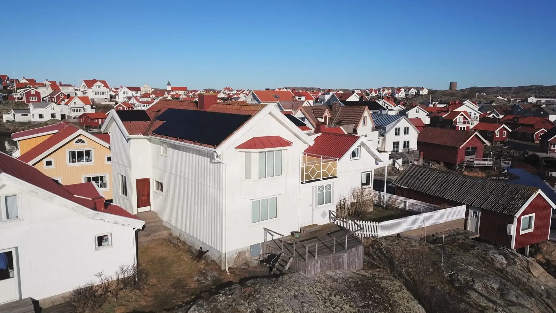 Vy av solceller på taket av villa i Klädesholmen från vinkel 2