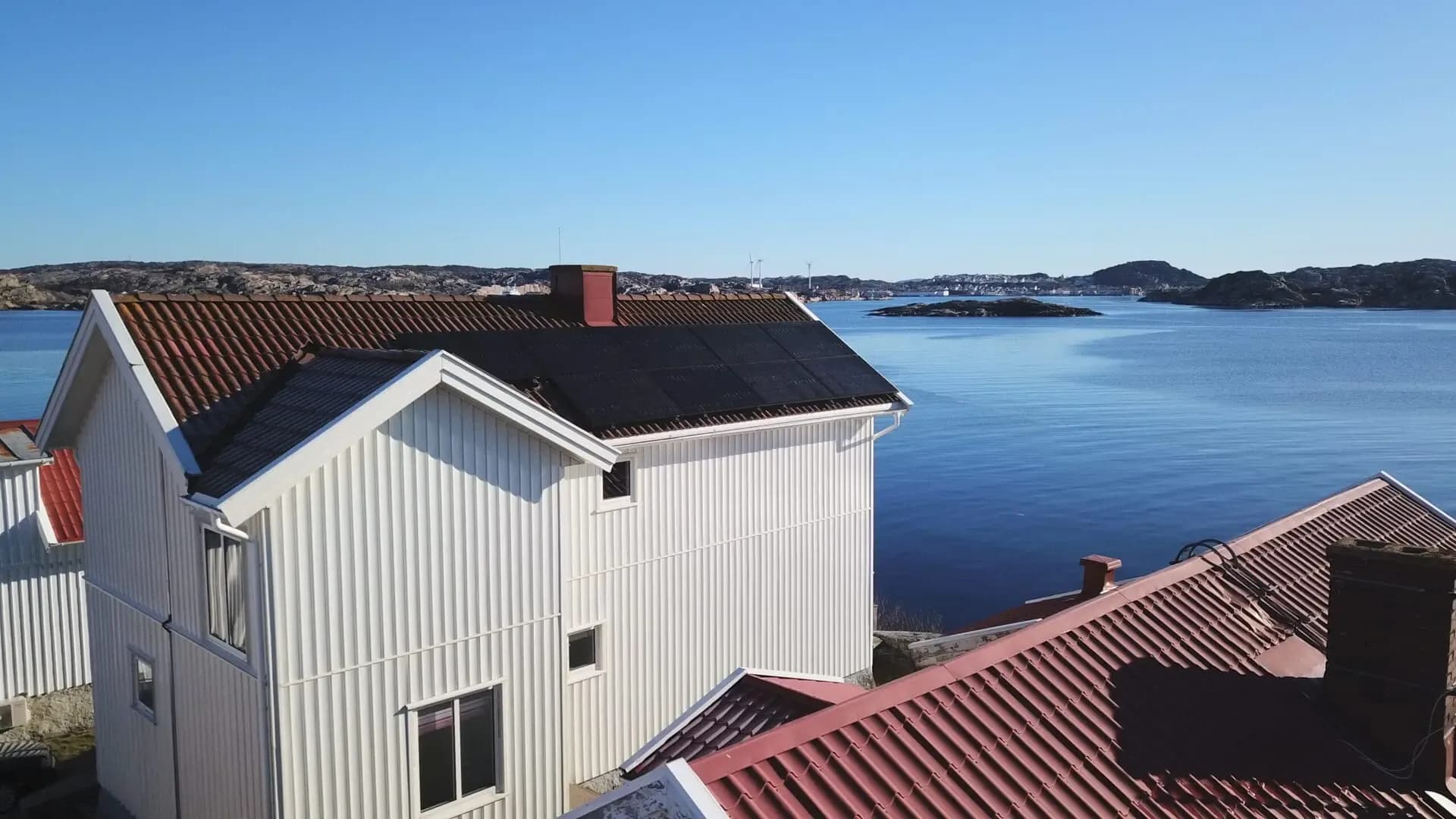 Vy av solceller på taket av villa i Klädesholmen från vinkel 1