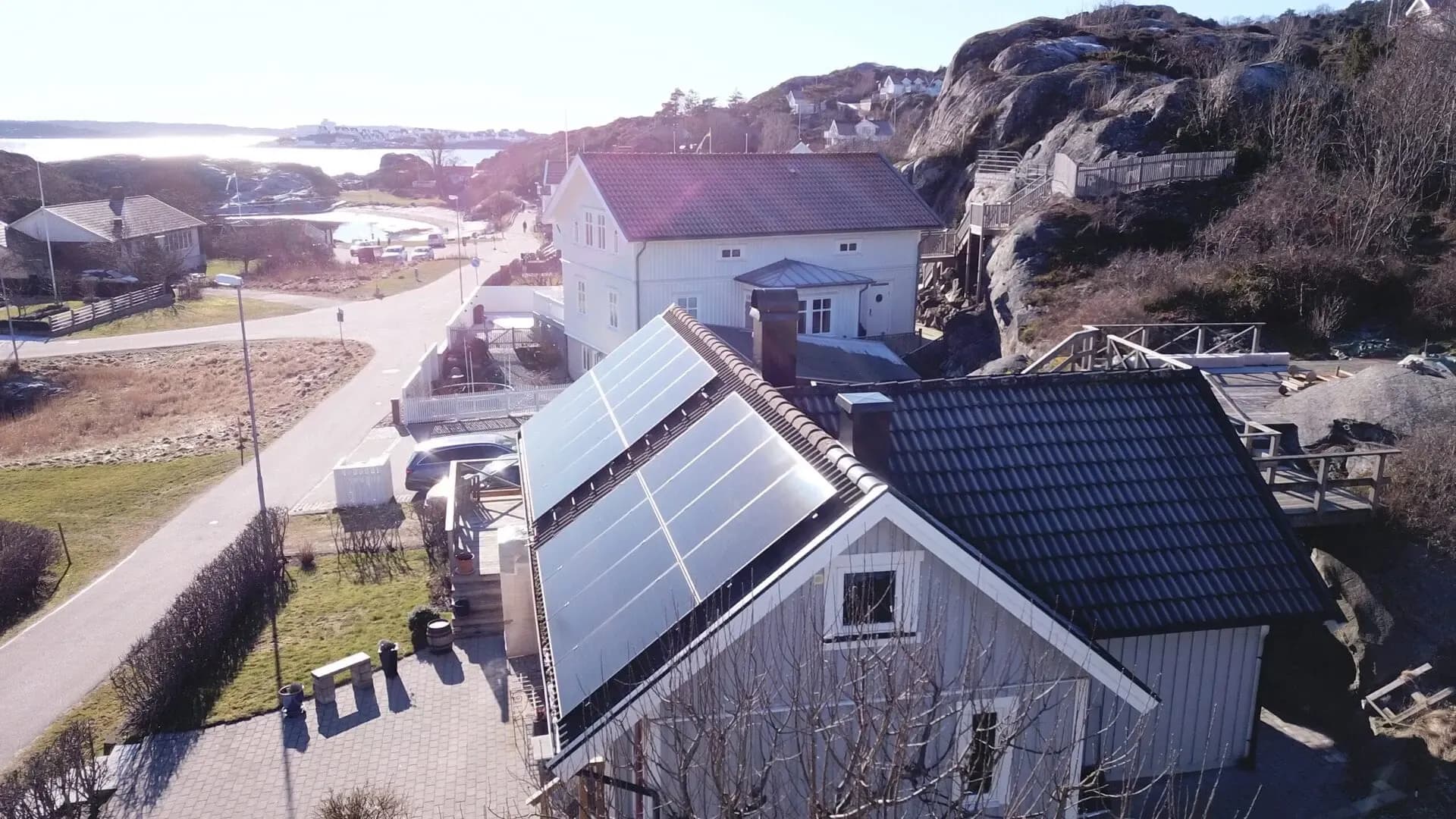 Vy av solceller på taket av villa i Rönnäng från vinkel 1
