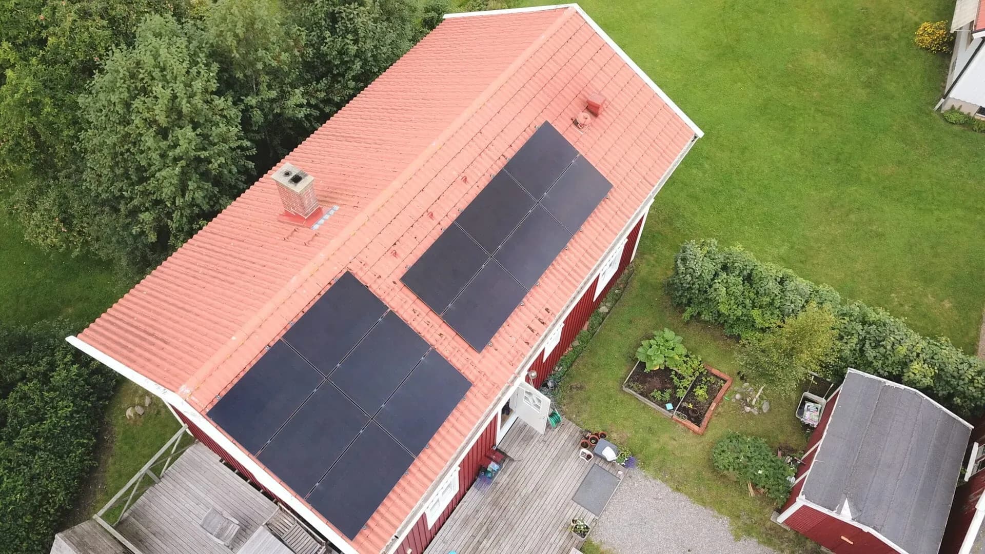 Vy av solceller på taket av villa i Alvhem från vinkel 3