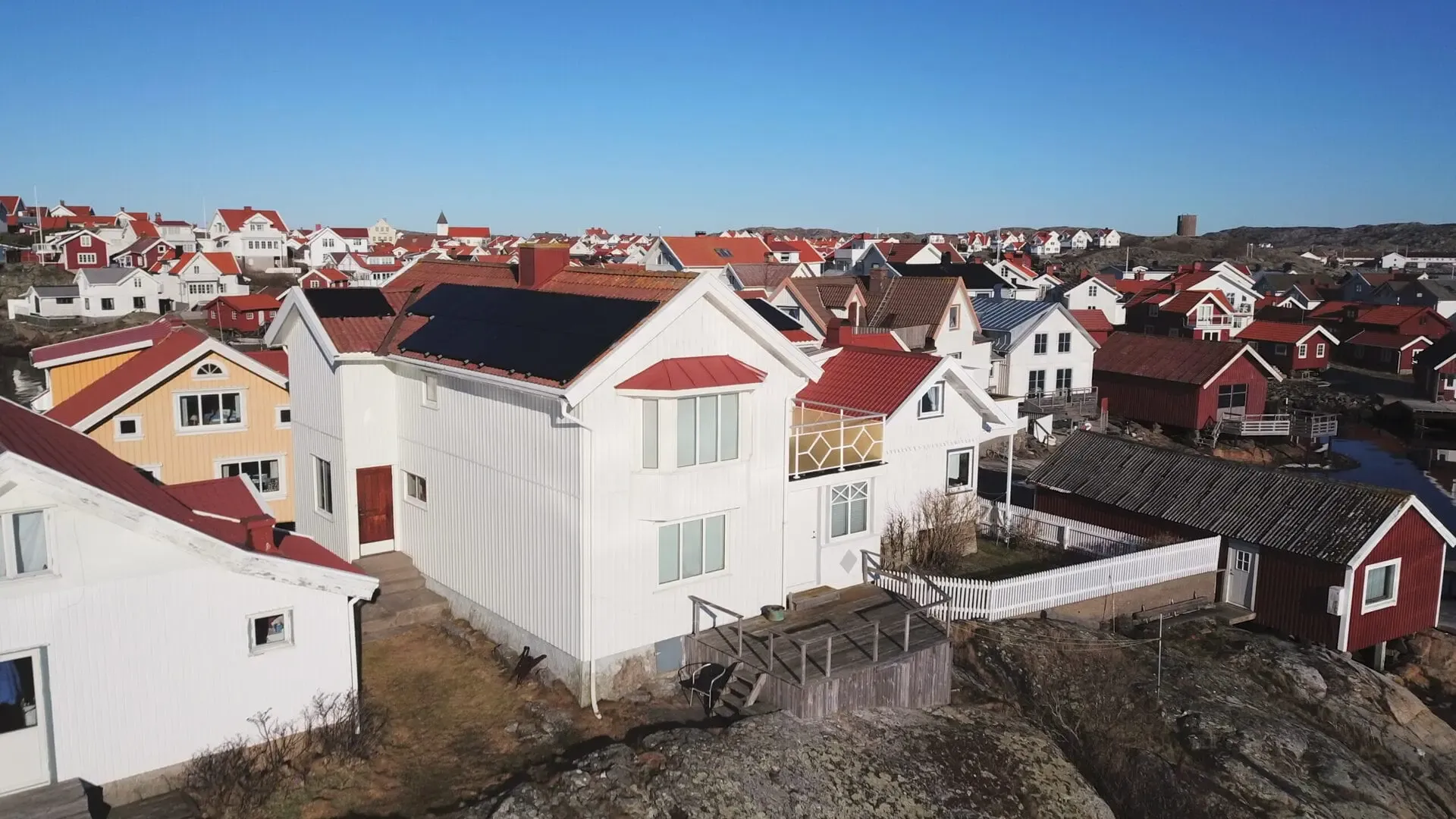 Vy av solceller på taket av villa i Klädesholmen från vinkel 2