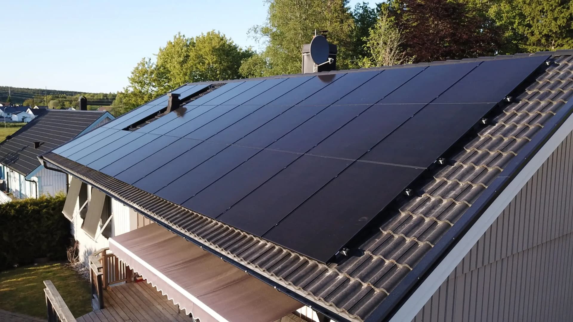 Vy av solceller på taket av villa i Göta från vinkel 1